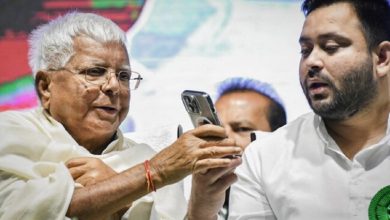 Photo of लालू ने की लाठी रैली तो तेजस्वी बांट रहे कलम