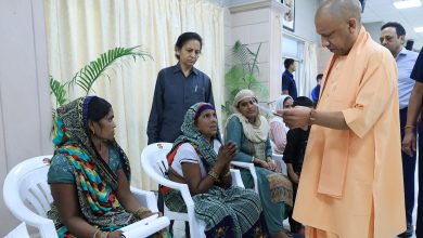 Photo of एक-एक पीड़ित के पास पहुंचे सीएम योगी, सुनीं समस्याएं