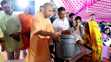 Photo of सीएम योगी ने बाढ़ पीड़ितों को वितरित की राहत सामग्री