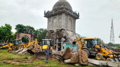 Photo of श्रावस्ती में अवैध मजार पर चला बुलडोजर