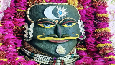 Photo of यहां कुर्सी पर बैठने से पहले बाबा के दर्शन करते हैं थानेदार