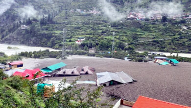 Photo of Cloudburst : धराली गांव में फंसे 200 लोग, रास्ता बनाने में जुटे जवान