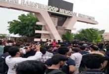 Photo of पुलिस ने ABVP कार्यकर्ताओं और LLB छात्रों को दौड़ा-दौड़ाकर पीटा