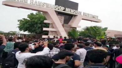 Photo of पुलिस ने ABVP कार्यकर्ताओं और LLB छात्रों को दौड़ा-दौड़ाकर पीटा